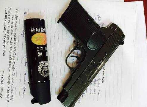 Hà Nội: Nam thanh niên mang súng ra đường để...phòng thân