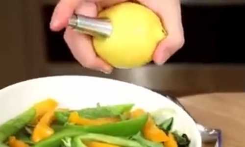Dụng cụ vắt chanh độc đáo, không lo dính hạt