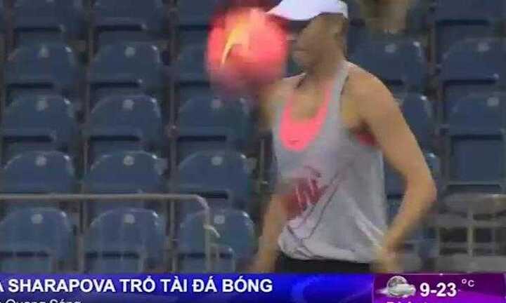 Maria Sharapova trổ tài… đá bóng