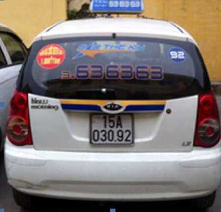 Truy tìm lái xe taxi bỏ trốn sau khi tông chết công nhân môi trường