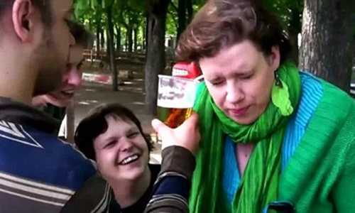 Clip: Phụ nữ uống bia bằng tai gây 'sốc'