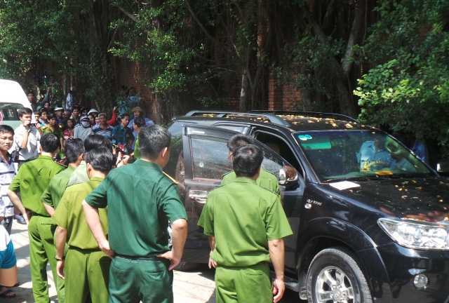 Đôi nam nữ chết trên xe Fortuner: Bắn người tình rồi tự sát?