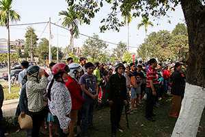 Người dân Đà Nẵng tập trung kín trước nhà ông Nguyễn Bá Thanh