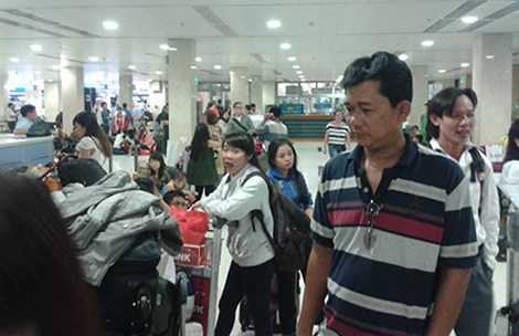 Giẫm đạp, chen lấn gây náo loạn phòng vé sân bay Tân Sơn Nhất