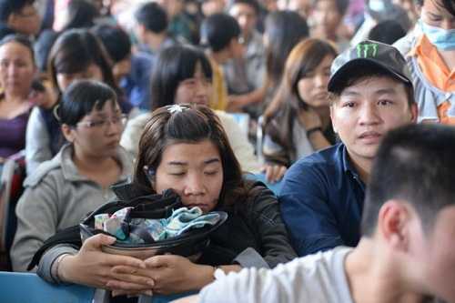 Vạ vật, ngất xỉu vì mua vé xe ngày Tết