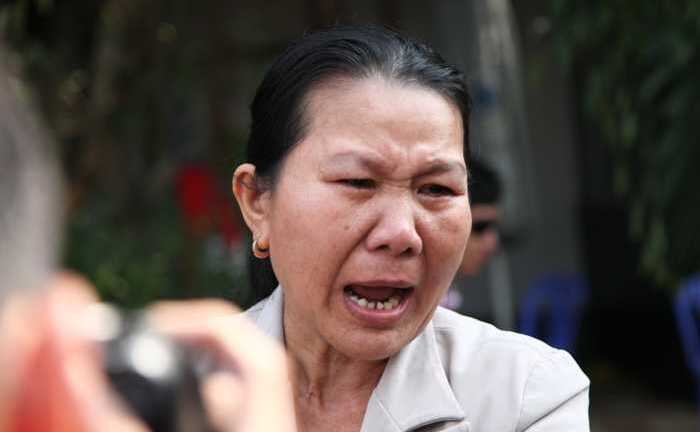 Người dân bật khóc khi vào viếng ông Nguyễn Bá Thanh