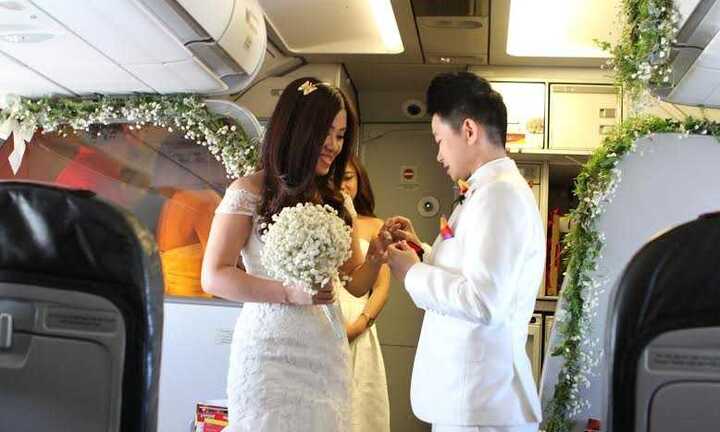 Lễ cưới cặp đôi đồng tính nữ trên… máy bay Vietjet