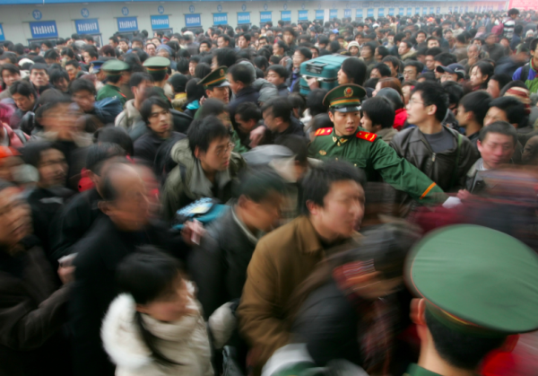 Về quê ăn Tết, bố còng tay chung với con gái