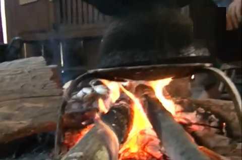 Phong tục giữ lửa đêm 30 Tết và cúng thần sầm của người Thái