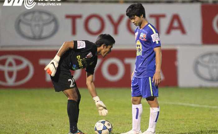 Nghe lời bầu Đức, Công Phượng ghi liền 2 bàn cứu HAGL thoát thua thảm