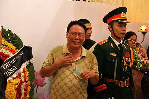 Ảnh: Dòng người nối dài vào viếng ông Nguyễn Bá Thanh trong đêm