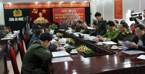 Công an mua pháo và...đi xe ngược chiều