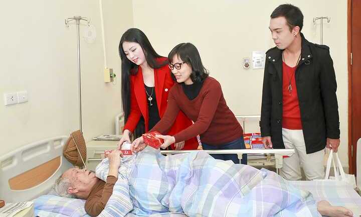 Hoa hậu Ngọc Anh, Lê Vũ Bình trao quà Tết cho bệnh nhân ung thư