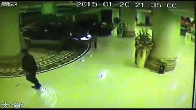 Tài xế say rượu lao xe xuyên sảnh khách sạn