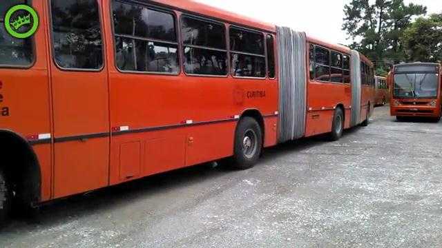 Nín thở xem xe buýt siêu dài 'lùi vào chuồng'