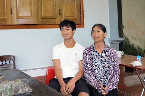 Gia đình Công Phượng không quan tâm đến tiền quảng cáo bia