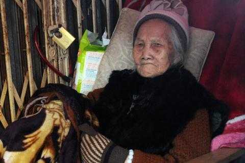 Cụ bà 95 tuổi bị đẩy ra đường có thể phải ăn Tết ở vỉa hè