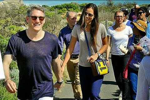 Nhà vô địch World Cup vui Valentine với... cả nhà bạn gái