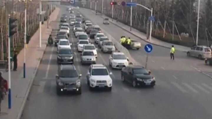 6 cảnh sát khổ sở bắt gã say lái xe làm loạn trên phố