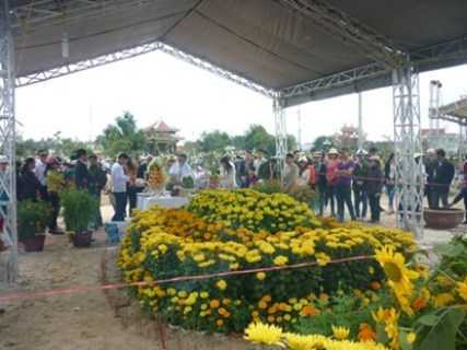 Ngày đầu năm, mộ ông Nguyễn Bá Thanh phủ đầy hoa