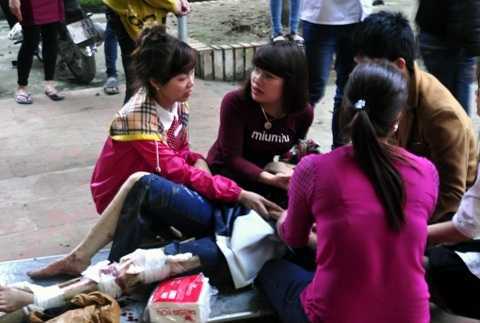 2 xe máy đối đầu, 6 người nhập viện ngày đầu năm