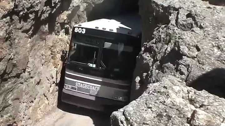 Lái xe buýt đỉnh cao, đi xuyên qua khe núi hẹp