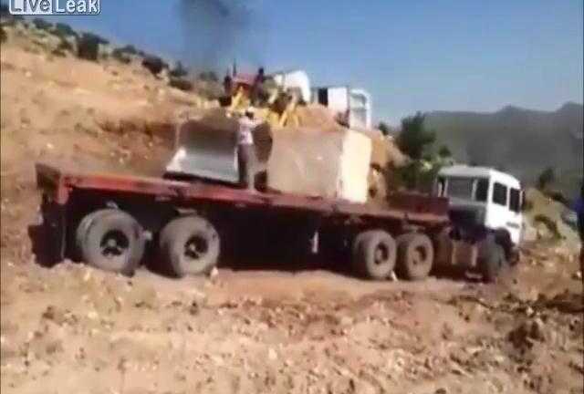 Đá trôi đè bẹp ca bin xe tải