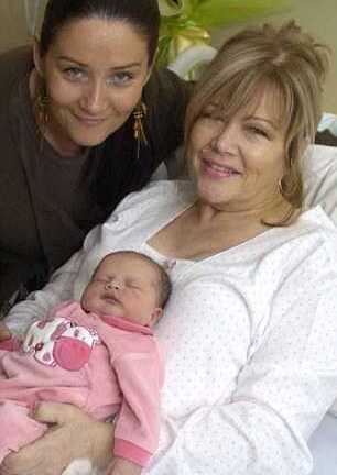 Tranh cãi chuyện mang thai hộ con gái quá cố