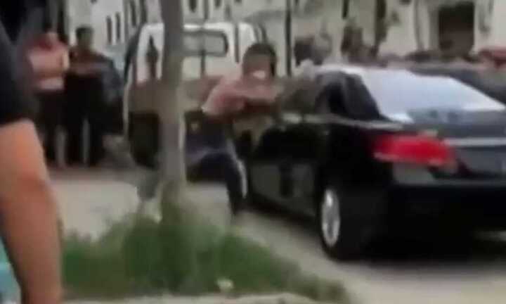 Dùng tay không đập kính lôi bạn gái ra khỏi xe