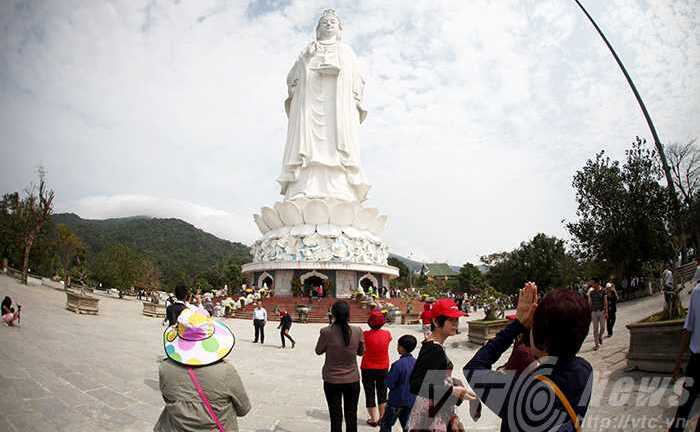 Ảnh: Khách thập phương đổ về ngôi chùa có tượng quan âm lớn nhất Đà Nẵng
