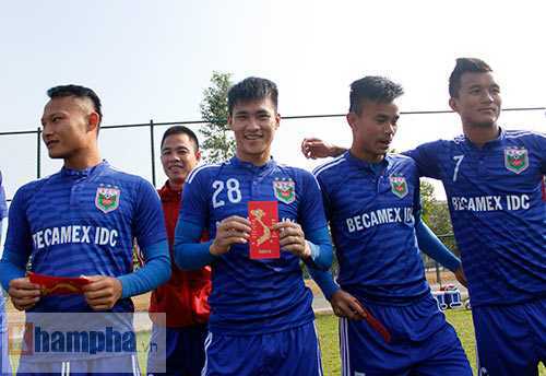 Công Vinh nhận lì xì, quyết đánh bại đội bóng Trung Quốc