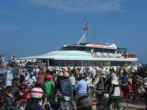 Hàng ngàn du khách thăm 'quê hương Hải đội Hoàng Sa'