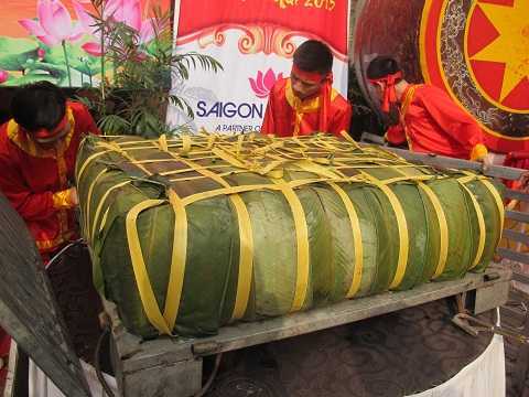 Dâng cặp bánh chưng 700kg lên thân mẫu Bác Hồ