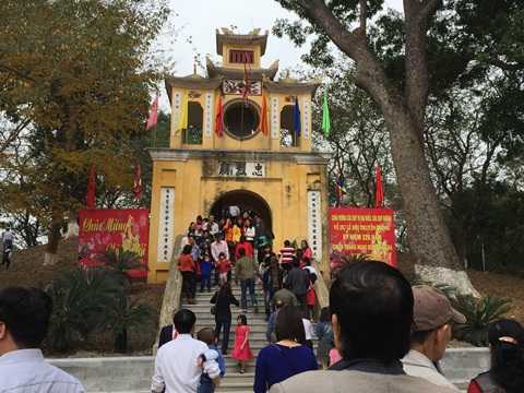 'Toát mồ hôi' với giá dịch vụ đầu năm