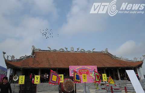 Đàn bồ câu bay lượn chục vòng ở lễ hội khai bút xuân Ất Mùi