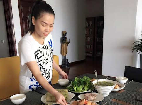 Thu Minh vác bụng bầu chuẩn bị cơm