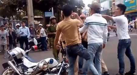 Dùng tuýp sắt tấn công, lao xe máy vào cảnh sát giao thông