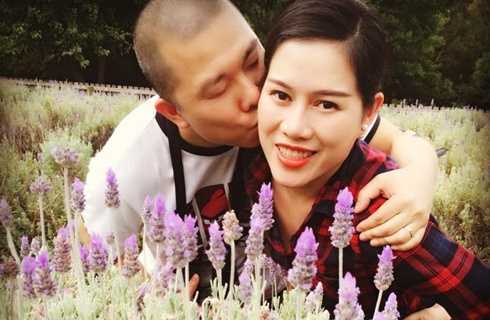 Diễn viên Hải Anh nồng nàn hôn vợ trên đất Australia