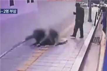 Video: 'Hố tử thần' nuốt chửng đôi nam nữ trên phố