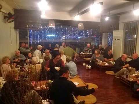 Xếp hàng, xí chỗ quán ăn, phòng karaoke đầu năm