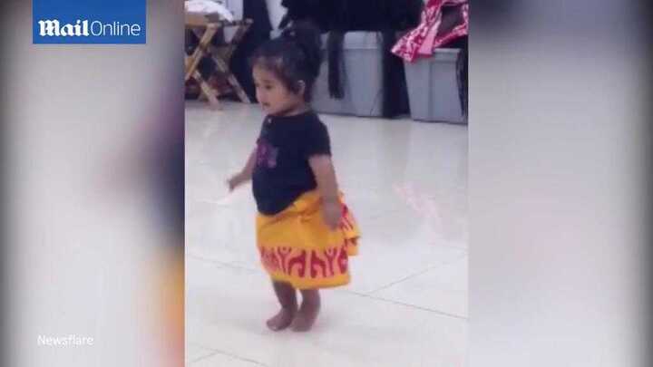 Tròn mắt xem bé gái 22 tháng tuổi nhảy cực chất