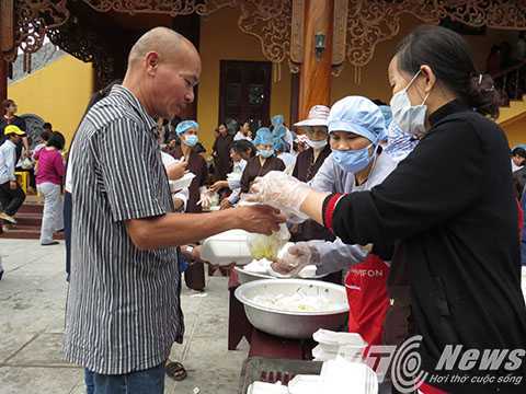 Hai vạn suất cơm chay ‘đãi khách’ ngày khai hội chùa Ba Vàng