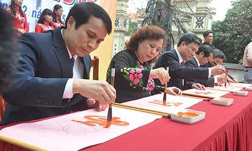 Lãnh đạo tô chữ: Lẽ nào bệnh hình thức nặng đến thế?