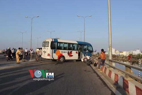 Xe khách suýt 'bay' khỏi cầu, du khách nước ngoài ngất xỉu