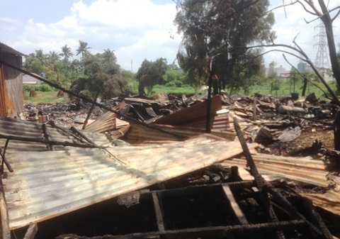 Xưởng gỗ bùng cháy dữ dội, cả khu dân cư hoảng loạn