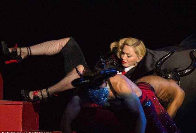 Madonna thề không mặc áo choàng sau cú ngã ác mộng