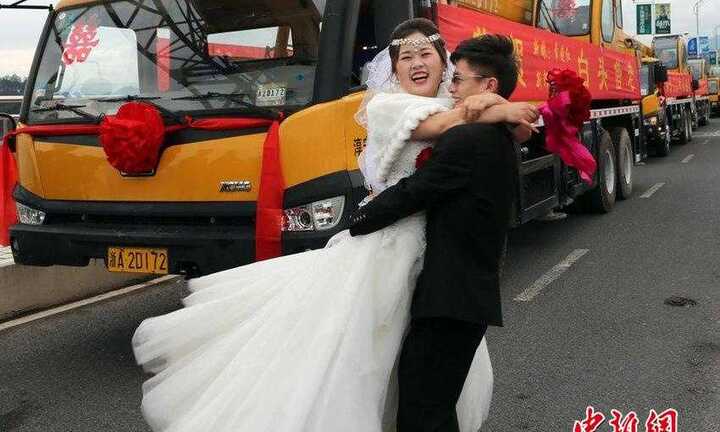 Đón dâu hoành tráng bằng dàn xe cần cẩu