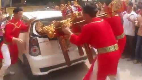 Kiệu rước đâm nát vụn kính xe Kia Morning: Đâu là sự thật?