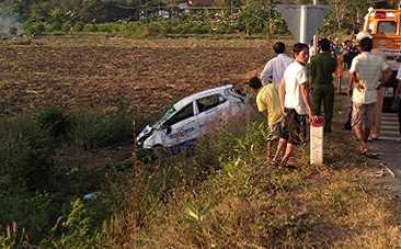 Taxi bay xuống ruộng như phim, 4 người thoát chết