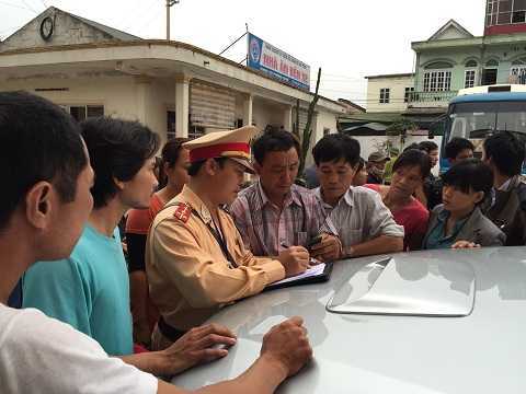 Xe khách tông vào CSGT, lăng mạ lực lượng làm nhiệm vụ